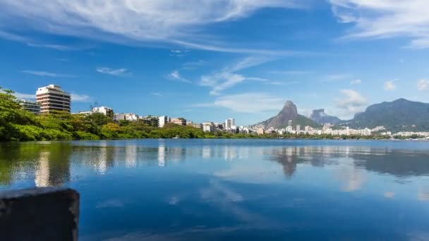 Montagnes avec réflexion dans l'eau — Video