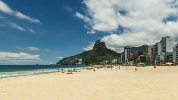 Ostrym słońcu na plaży Ipanema — Wideo stockowe