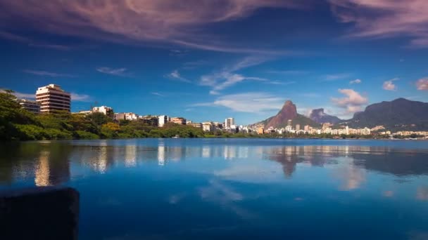 Montagnes avec réflexion dans l'eau — Video