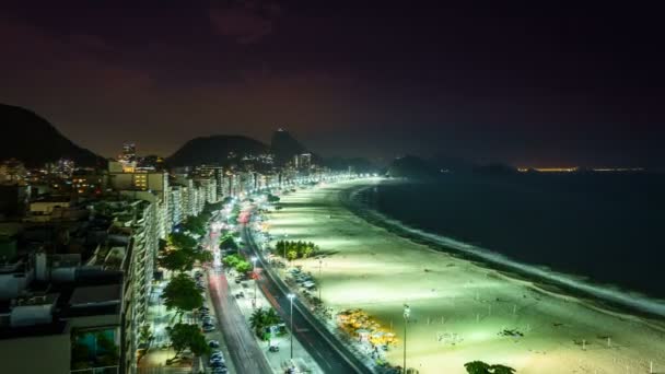 Copacabana plaj sokak trafik geceleri — Stok video
