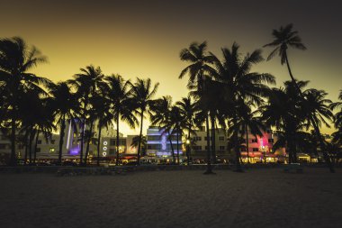 Ocean Drive Sokağı ile aydınlatılmış binalar