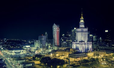 Varşova şehir merkezinde, gece