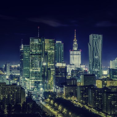 Varşova şehir merkezinde, gece