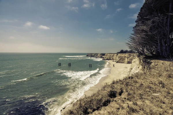 Lege strand met steile kliffen — Stockfoto