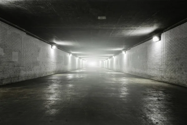 Lege tunnel met licht — Stockfoto