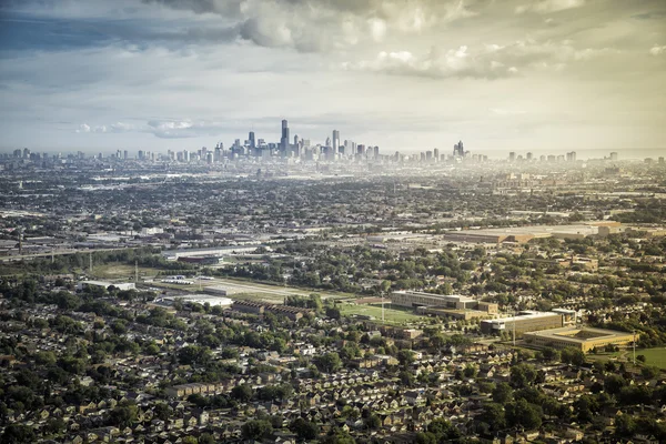 Suburbs Buildings Against Chicago Downtown — Stock Photo, Image