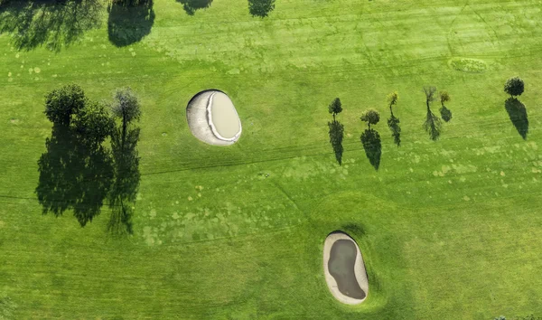 Зеленое поле для гольфа — стоковое фото