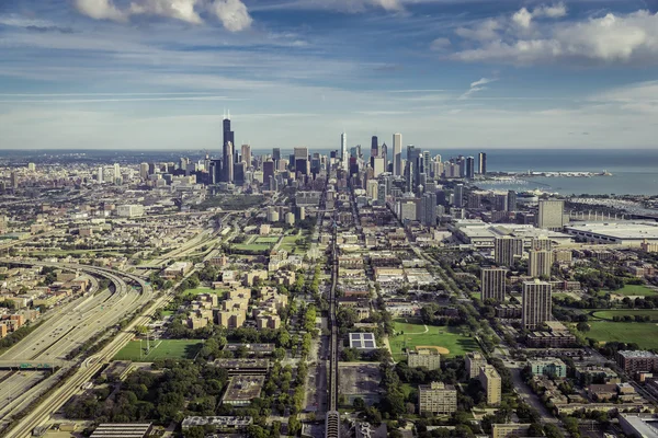 Centro de Chicago con suburbios —  Fotos de Stock