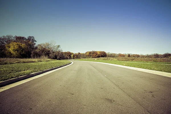 Strada asfaltata nella suddivisione immobiliare — Foto Stock