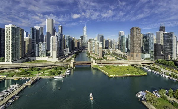 Skyline con il fiume Chicago — Foto Stock