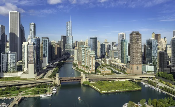 Skyline con il fiume Chicago — Foto Stock