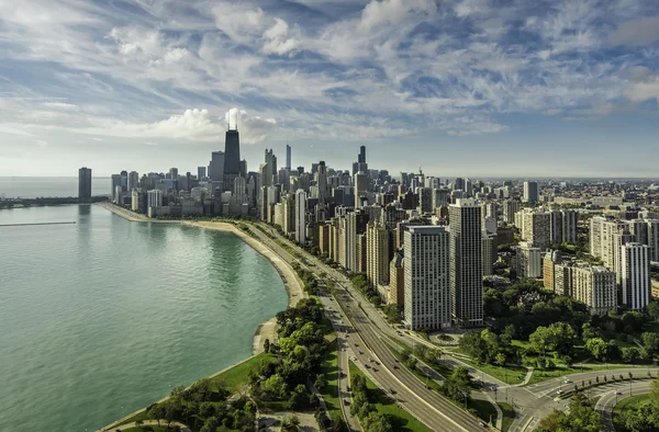 Chicago Skyline с дорогой на пляже — стоковое фото