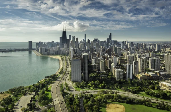 Chicago Skyline с дорогой на пляже — стоковое фото