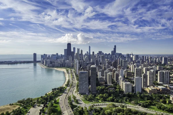 Panoramę Chicago z drogi przy plaży — Zdjęcie stockowe