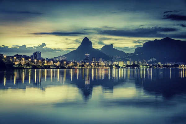 Puesta de sol detrás de montañas en Río de Janeiro —  Fotos de Stock