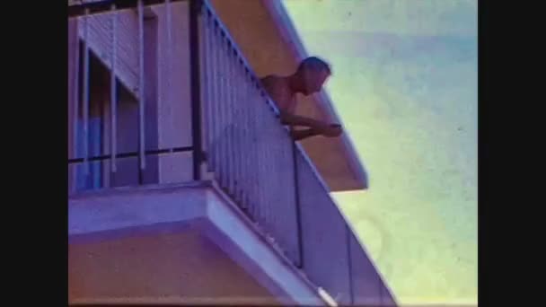 イタリア1966,テラスでリラックスした人々 2 — ストック動画