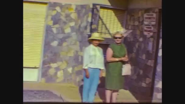 Italia 1966, Persone fuori casa — Video Stock