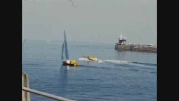 イギリス1965年ボート付き池3 — ストック動画