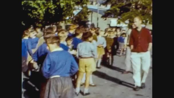 Storbritannien 1965, Pojkscouter på gatorna — Stockvideo