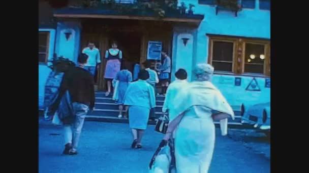 インスブルック1966,インスブルック通りの人々の12 — ストック動画