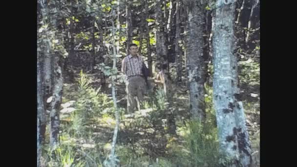 Francia 1966, El hombre de excursión en el bosque — Vídeo de stock