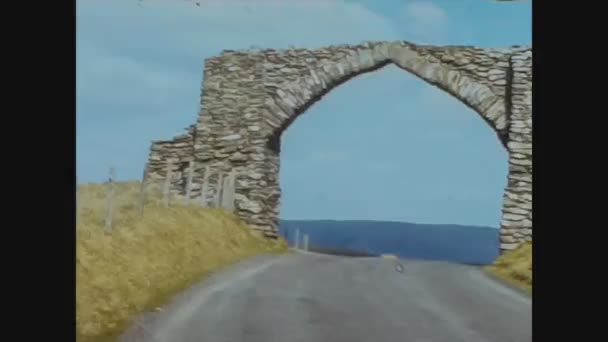 Velká Británie 1966, Ancient arch on the street — Stock video