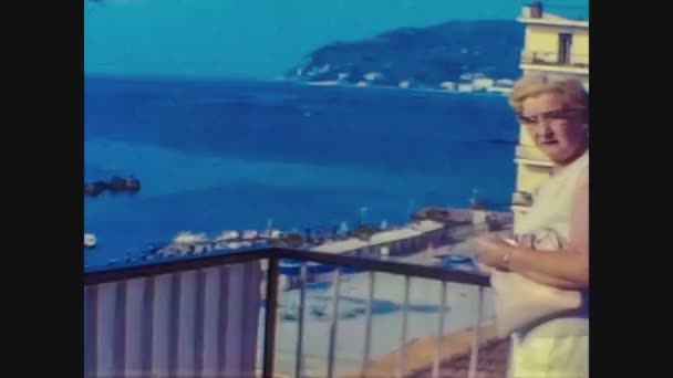 Италия 1966, Люди отдыхающие на террасе 3 — стоковое видео