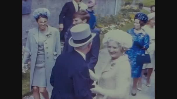 Regno Unito 1965, Scena di nozze negli anni '60 — Video Stock