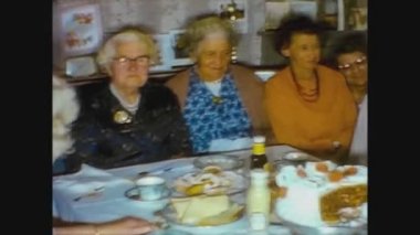 Londra, Birleşik Krallık 1960, Aile 7 'de öğle yemeği