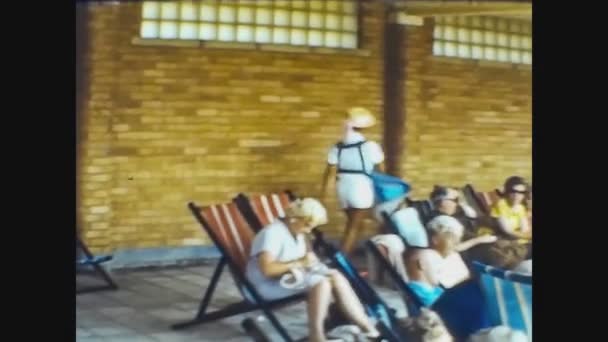 Regno Unito 1965, Persone e turisti a Broadstairs beach 3 — Video Stock