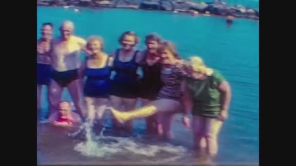 Италия 1966, купальщики у моря в Санремо-3 — стоковое видео