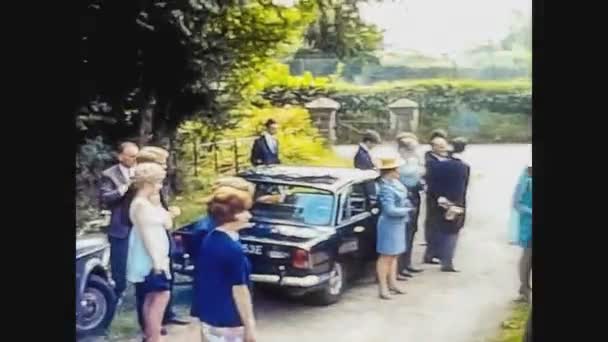 英国1966, 60年代の屋外結婚式のシーン — ストック動画