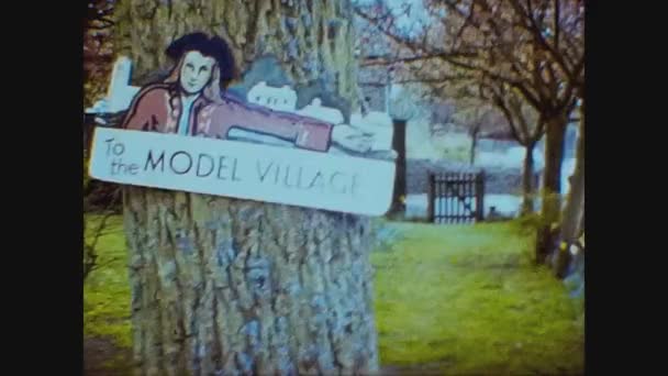 Velká Británie 1969, To the model Village sign — Stock video