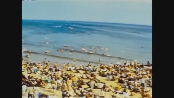 Verenigd Koninkrijk 1965, Mensen en toeristen op Broadstairs beach 2 — Stockvideo