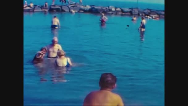 Italia 1966, Los bañistas en el mar en Sanremo — Vídeo de stock