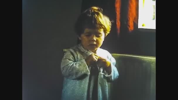 Regno Unito 1967, Baby portrait at home 2 — Video Stock