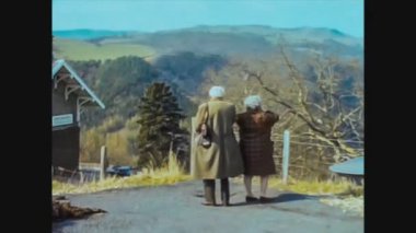 Birleşik Krallık 1966, dağ yolunda yaşlı insanlar