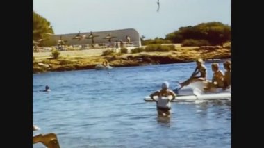 Malta 1981, insanlar plajda eğleniyor.