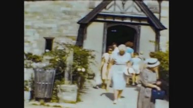 Birleşik Krallık 1965, İnsanlar kulübeden çıktı