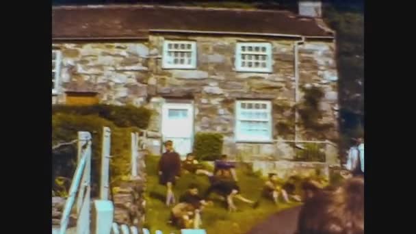 Reino Unido 1965, Ancient English stone house — Vídeo de stock