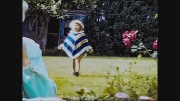 Großbritannien 1966, Kinderspiel im Garten 2 — Stockvideo