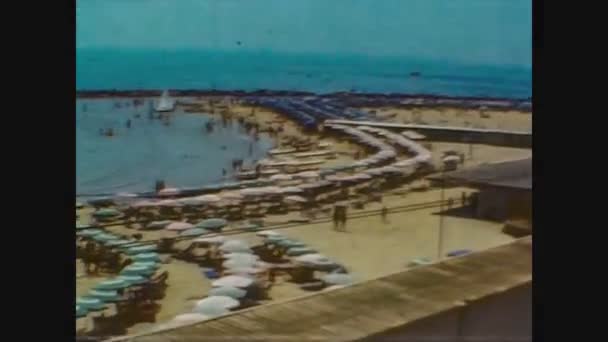 Itálie 1966, panoramatická krajina Sanrema s pláží — Stock video