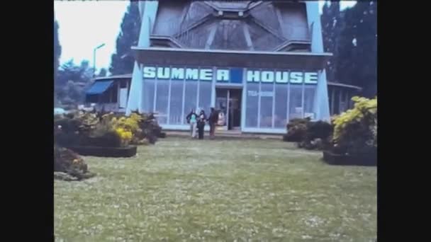 Regno Unito 1969, Summer house, un esempio di architettura moderna degli anni 60 — Video Stock