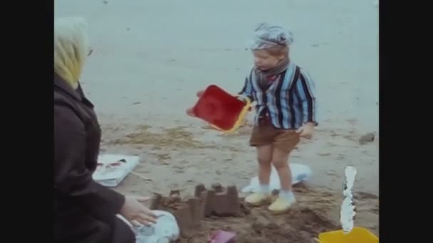 Vereinigtes Königreich 1969, Kind spielt mit Mutter 4 am Strand — Stockvideo