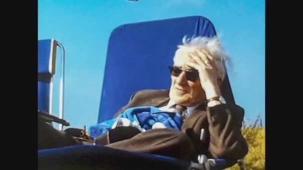 İngiltere 1966, Yaşlı adam kırsalda dinleniyor — Stok video
