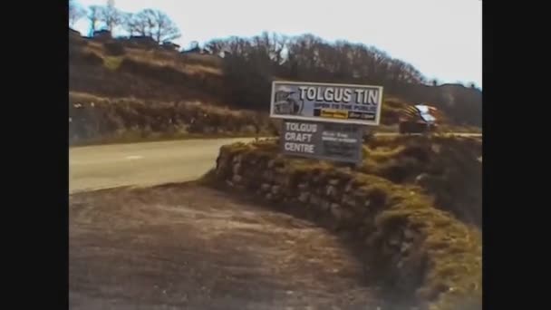 Reino Unido 1969, Tolgus Tin mill sign on the road — Vídeo de stock