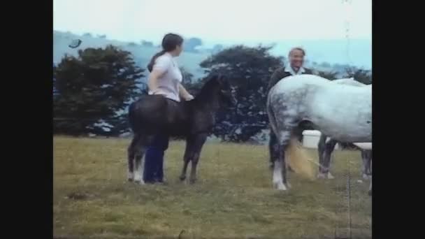 Regno Unito 1969, Persone e cavalli in campagna — Video Stock