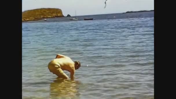 Malta 1981, As pessoas se divertem nas férias na praia 9 — Vídeo de Stock