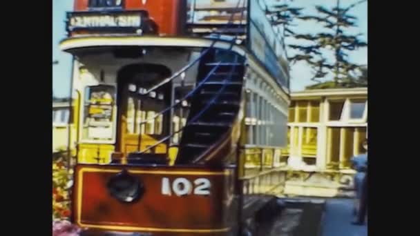 Reino Unido 1965, Old english tourist bus — Vídeo de Stock