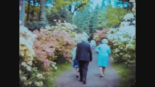 Birmingham 1966, Flower park with people 2 — Stock Video